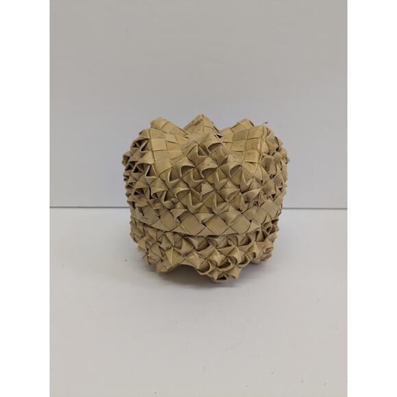 Handwoven Hawaiian Lauhala 6-Point Star Basket - Picture 1 of 8